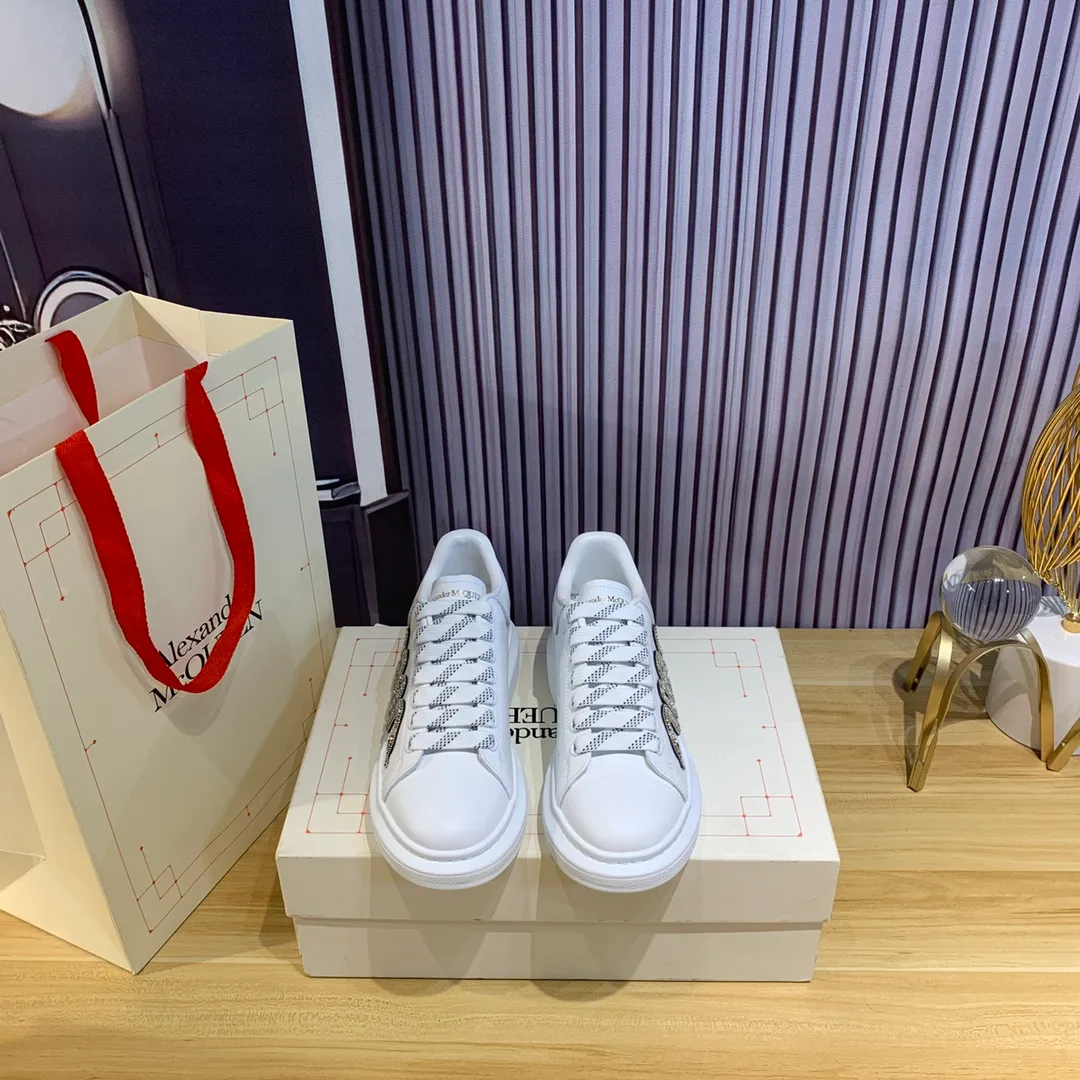 👟👟Ex-factory price 560👟👟Snake pattern professional McQueen factory. Top version. Couple model Alexander McQUEEN high version has been upgraded to the highest quality again✅.McQueen dad shoes 💪McQueen spring, summer, autumn and winter top version purchasing agent level✅ Recruiting national online and offline agents to join🤝 🏆Fabric: Original materials imported from Italy. Texture, water-resistant and non-discoloring 🏆Inner lining: ️A-grade Italian imported lining resistant to dirt, sweat-absorbent, breathable and comfortable 🏆Foot pads: top-grade imported Italian super-soft cowhide leather 🏆Outsole: PU+counter 1:1 🏆Shoe box: original white box. Plus white flip cover for double-layer protection. Cloth bag. Handbag. Certificate of 1:1 mold opening, 4-piece set. Delivered with a pair of shoelaces. 🖕🏿🖕🏿🖕🏿You can choose any pair of shoelaces in any color of our factory 🏆Code number: women’s 34-41. men’s 38-46 🏆Special remarks (women’s size 34.40.41, men’s size 38.45.46 is customized, no returns or exchanges) Win-win cooperation🤝